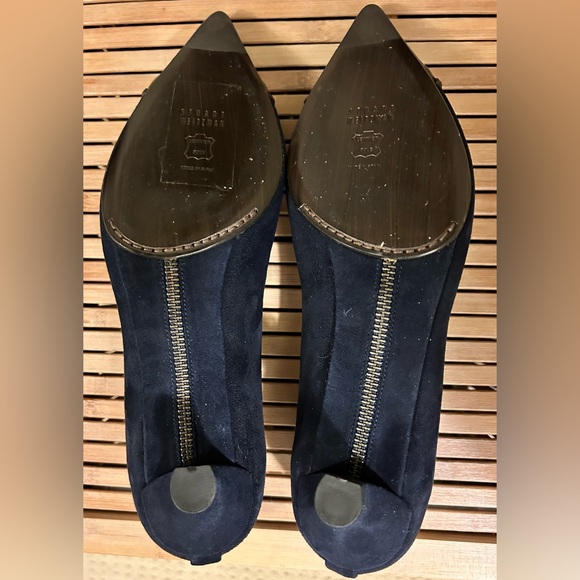 Stuart Weitzman kitten heels Navy Suede, black patent toe. Zipper detail. - Picture 5 of 5